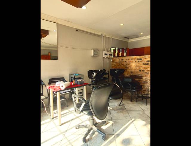 48M² BUSINESS CENTRE TO LET IN HALFWAY GARDENS